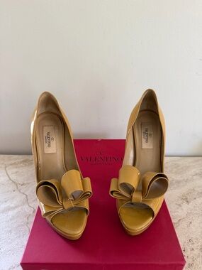 Valentino Garavani Women's Beige Patent Bow Peep-Toe Pumps